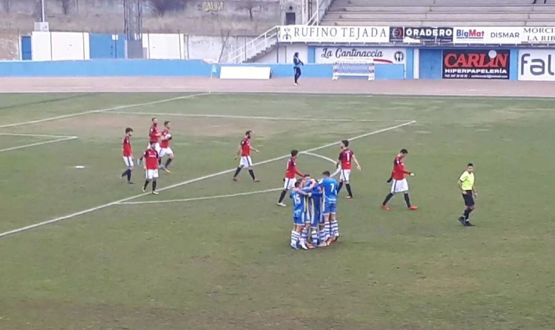 Alegría de los ribereños tras el segundo tanto, obra de Barbero de falta directa.