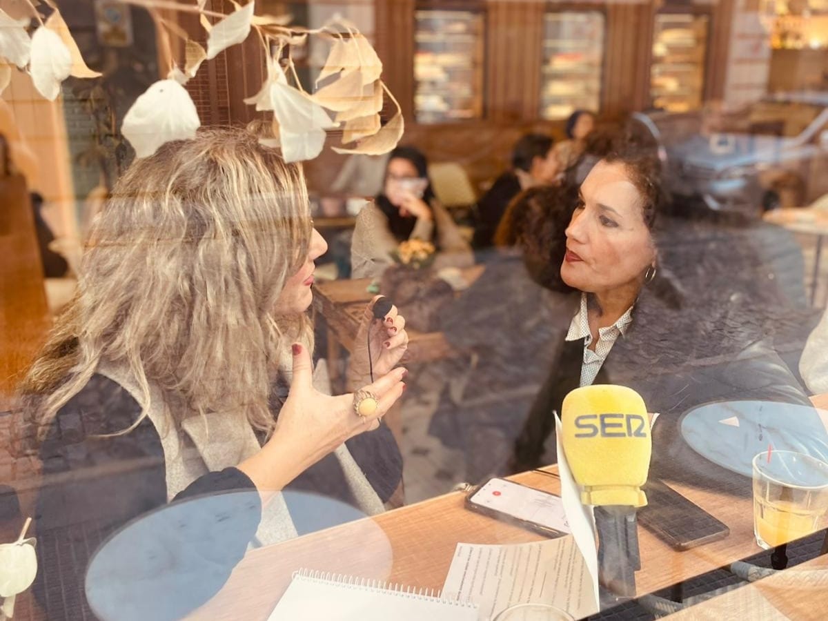 Cecilia, mamá de Mario, junto a Ana Gil, periodista de la Cadena SER de Huelva