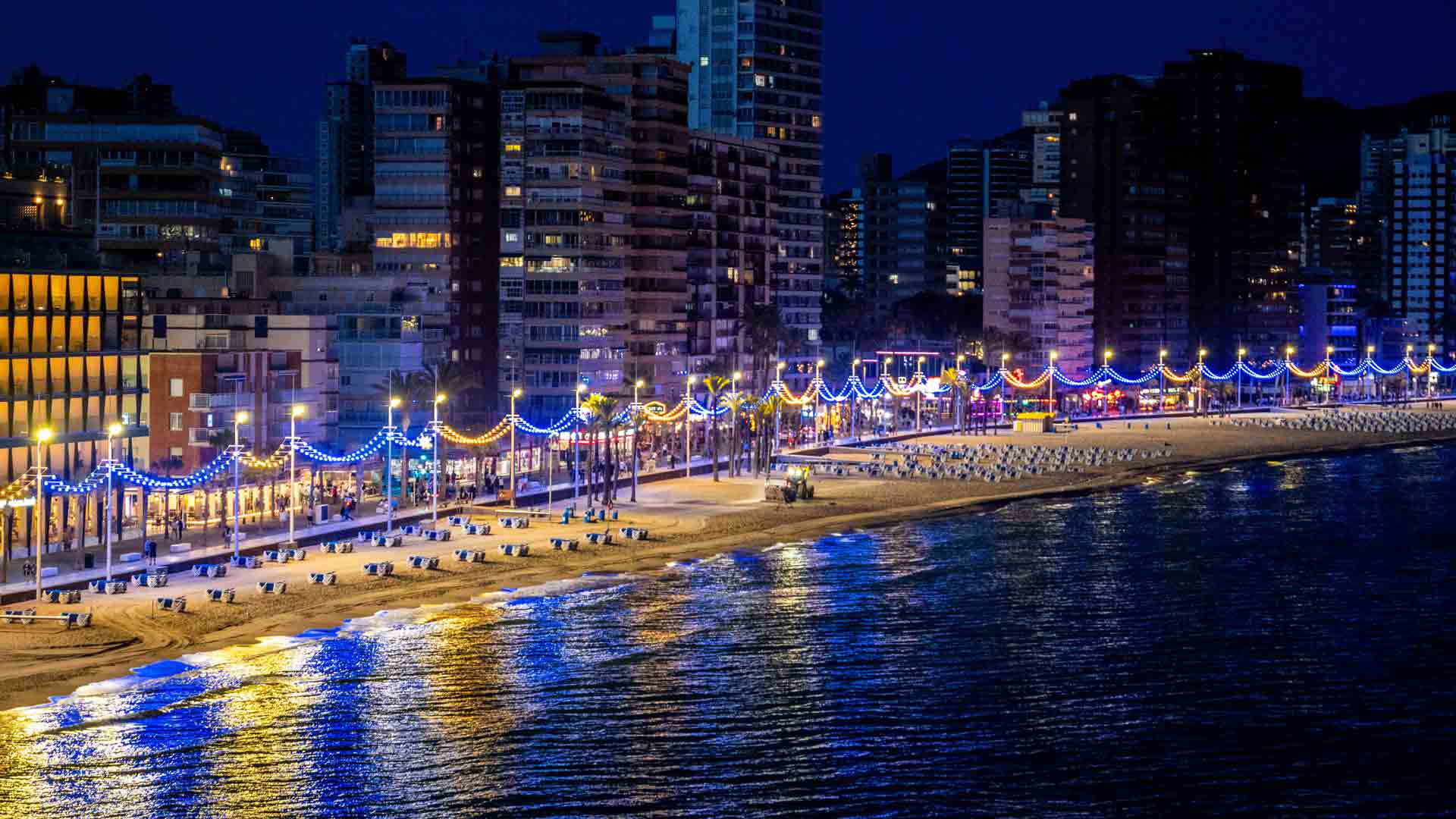 Así se ve el paseo de Levante de Benidorm en la parte que ya tiene renovada la catenaria