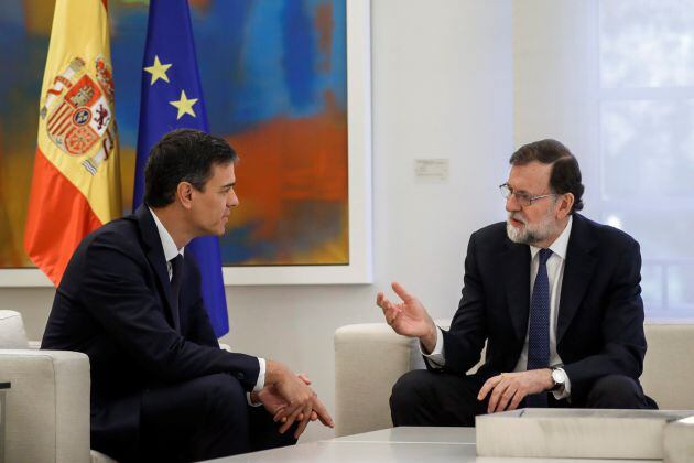 El presidente del Gobierno, Mariano Rajoy (d), y el líder del PSOE, Pedro Sánchez, durante la reunión que mantuvieron este martes en el Palacio de la Moncloa.