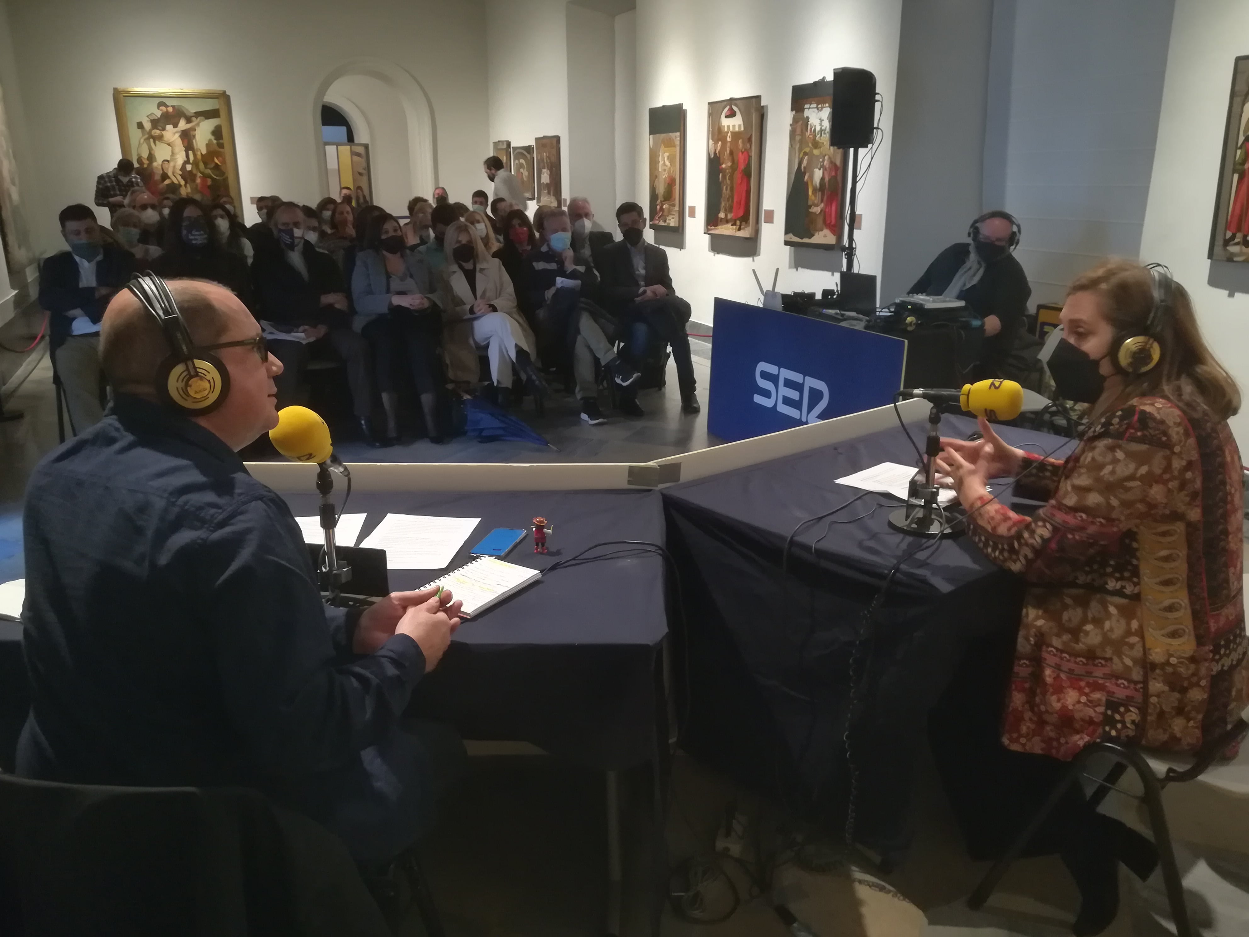 Nacho Ares, director de &quot;SER Historia&quot; charla con Rosana Rodríguez, consejera de educación de la Junta de Comunidades de Castilla-La Mancha, durante la grabación del programa en el Museo de Santa Cruz de Toledo