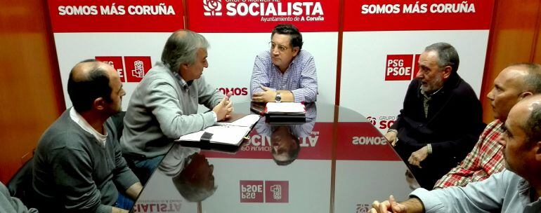 Reunión del PSOE con ex trabajadores de la fábrica de armas