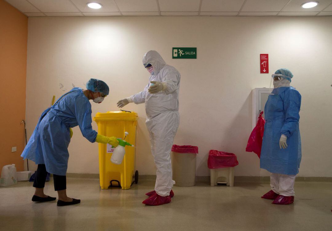 Los sanitarios se desinfectan día a día.