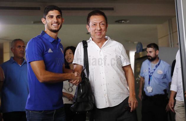 Guedes y Peter Lim, tras el fichaje de 2018.