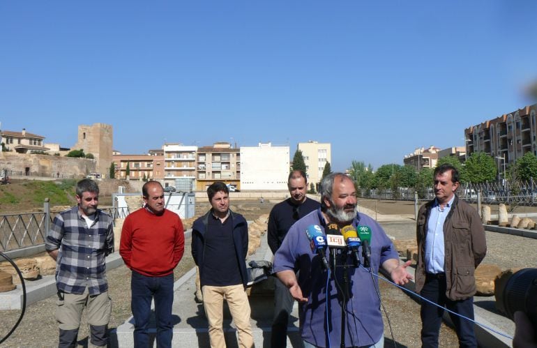 El concejal de Turismo del Ayuntamiento de Guadix, Iván López Ariza; el alcalde de Fonelas, Manolo Cano; el presidente del GDR de Guadix, Francisco Pleguezuelos; el paleontólogo del IGME y de la Estación Paleontológica de Fonelas, Alfonso Arribas; el arqu