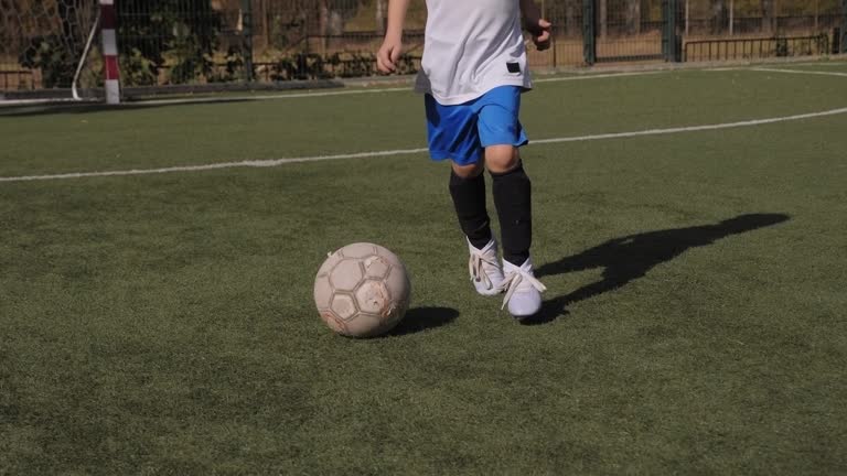 Niño jugando al fútbol