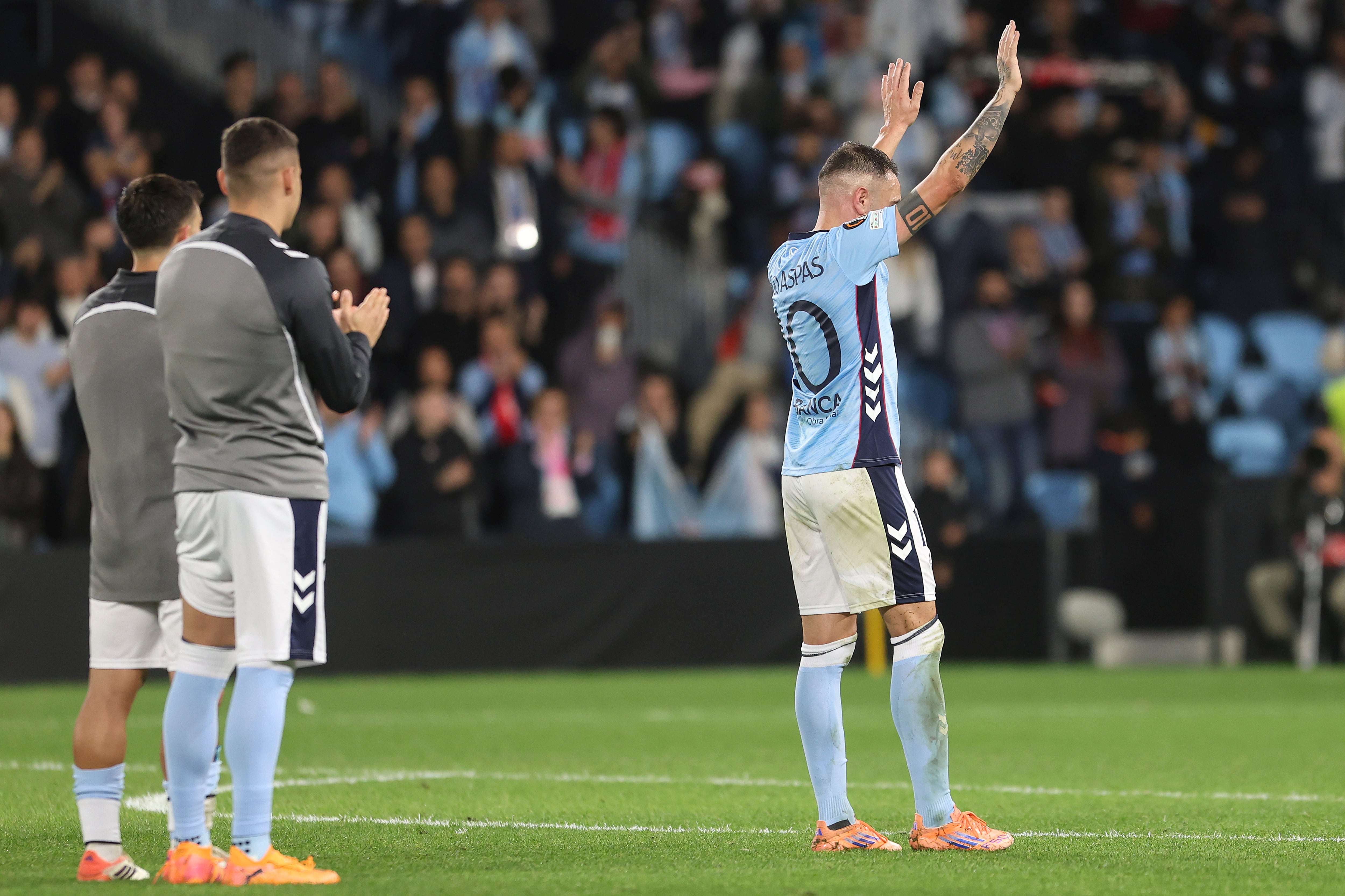 VIGO (PONTEVEDRA), 23/10/2025.- El delantero del Celta Iago Aspas (d), durante el homenaje que ha recibido al término del partido de la Liga Europa de fútbol que Celta de Vigo y Niza han disputado este jueves en Balaídos. EFE/ Salvador Sas