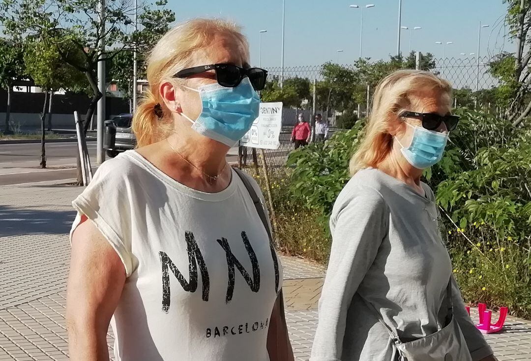 Mujeres con mascarilla en Castelló