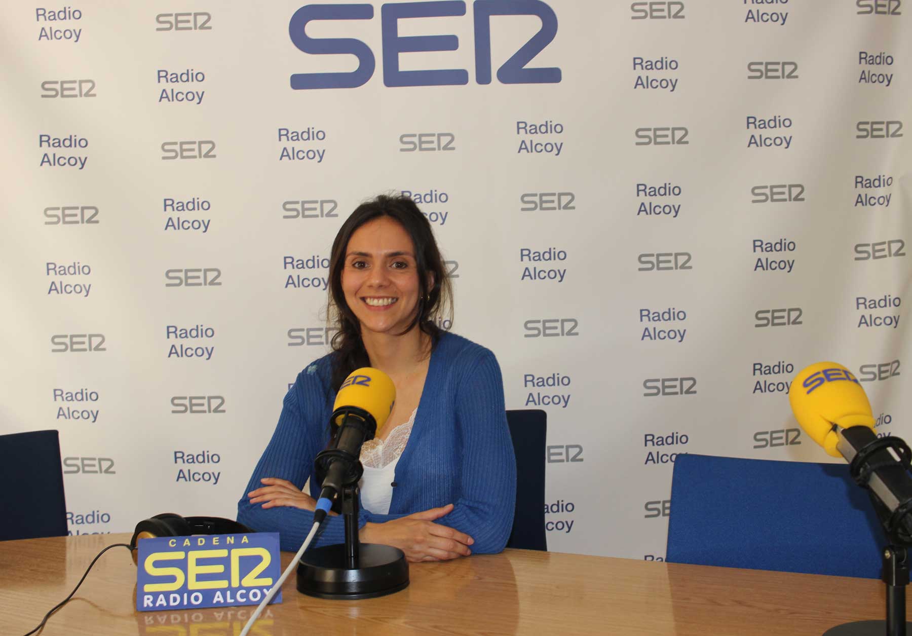 María Guillem, en l'estudi central de Radio Alcoy