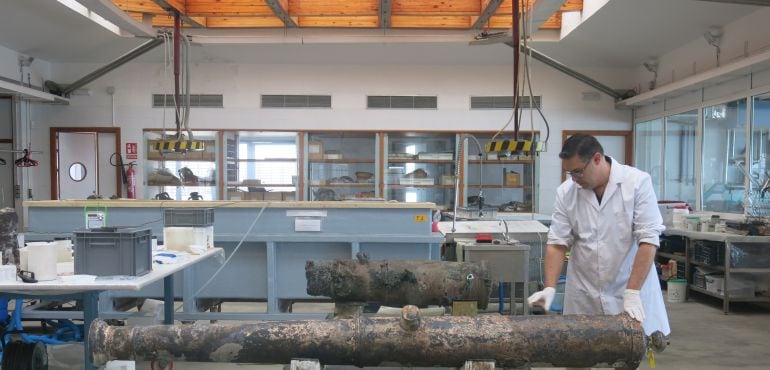 Uno de los cañones conservados y cuidados en el Centro de Arqueología Subacuática de Andalucía, con sede en el balneario de la Palma