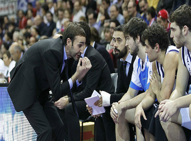 Sito Alonso da instrucciones a sus jugadores en un tiempo muerto