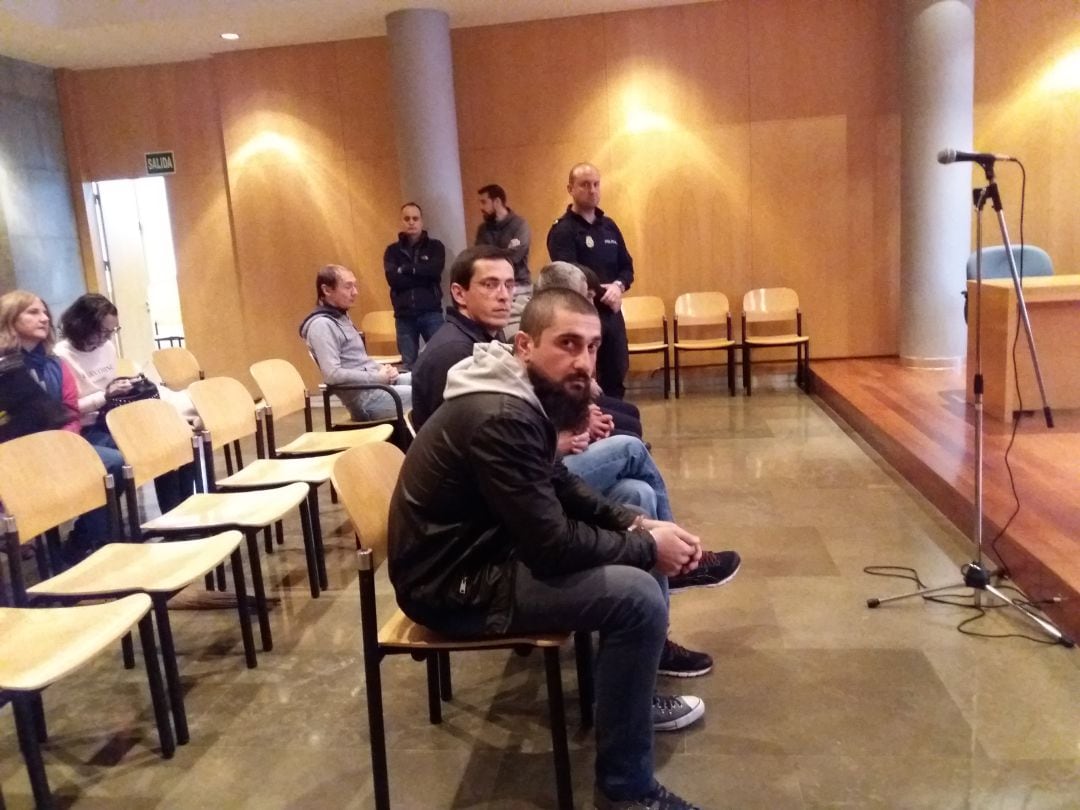 Los georgianos acusados del robo en 40 pisos de Oviedo, al inicio de la vista en la sección segunda de la Audiencia Provincial