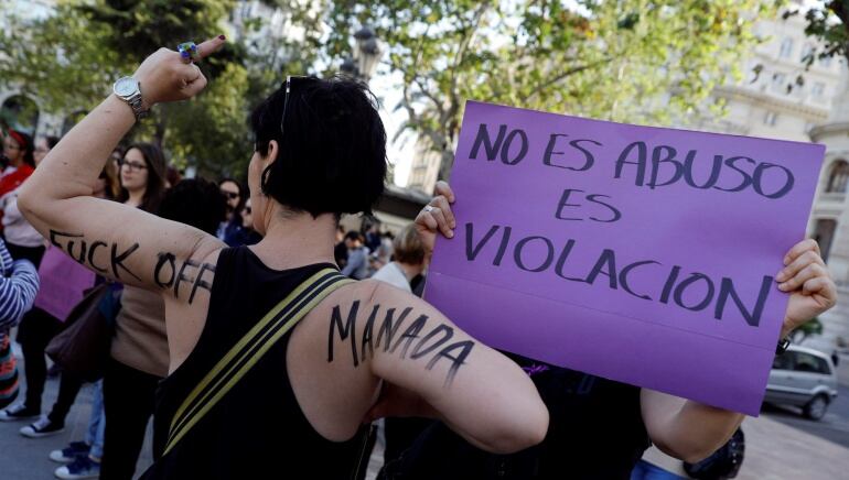 Manifestante en la concentración en Valencia de este jueves