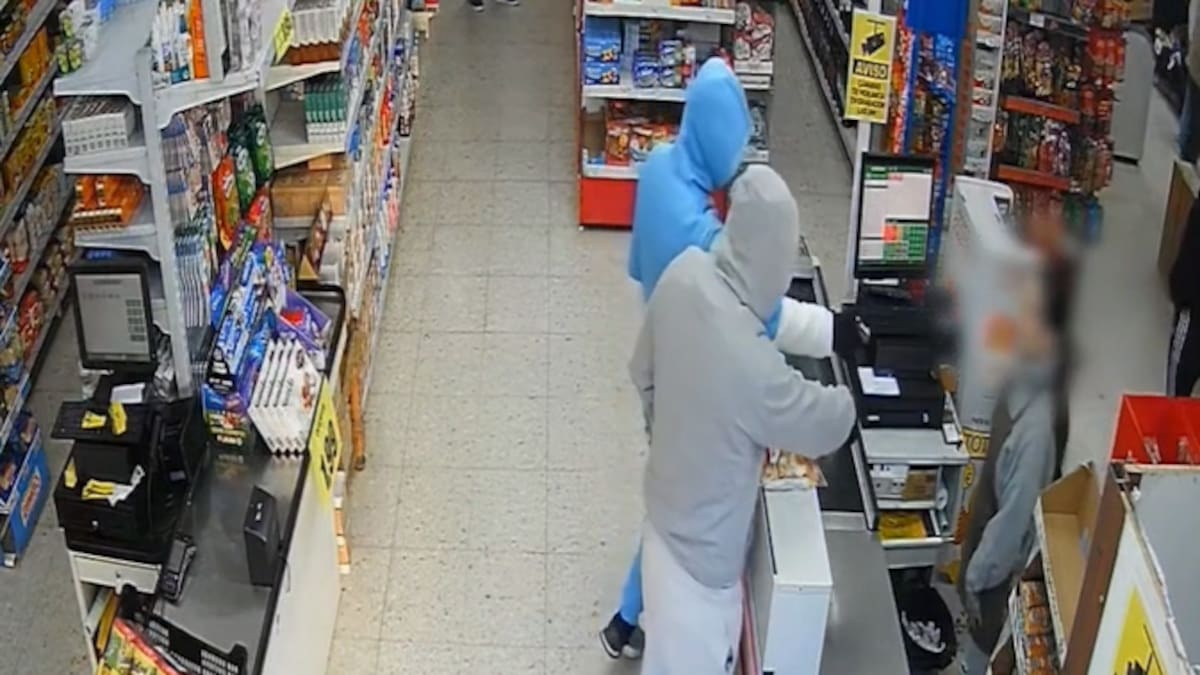Dos hermanos detenidos por robar en un supermercado con una pistola simulada y un cuchillo