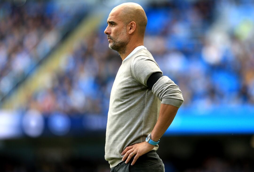 Pep Guardiola portando el brazalete negro en homenaje a la hija de Luis Enrique