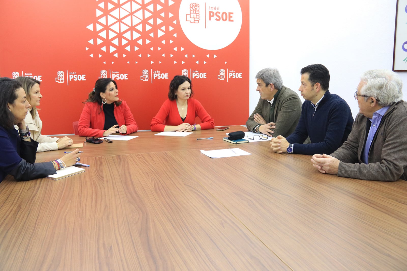 La parlamentaria socialista, Ángeles Férriz (tercera por la derecha) y el presidente de la Federación Andaluza de Caza, José María Mancheño (quinto por la izqda), durante la reunión en la que también han participado otras miembros socialistas y responsables de la FAC.