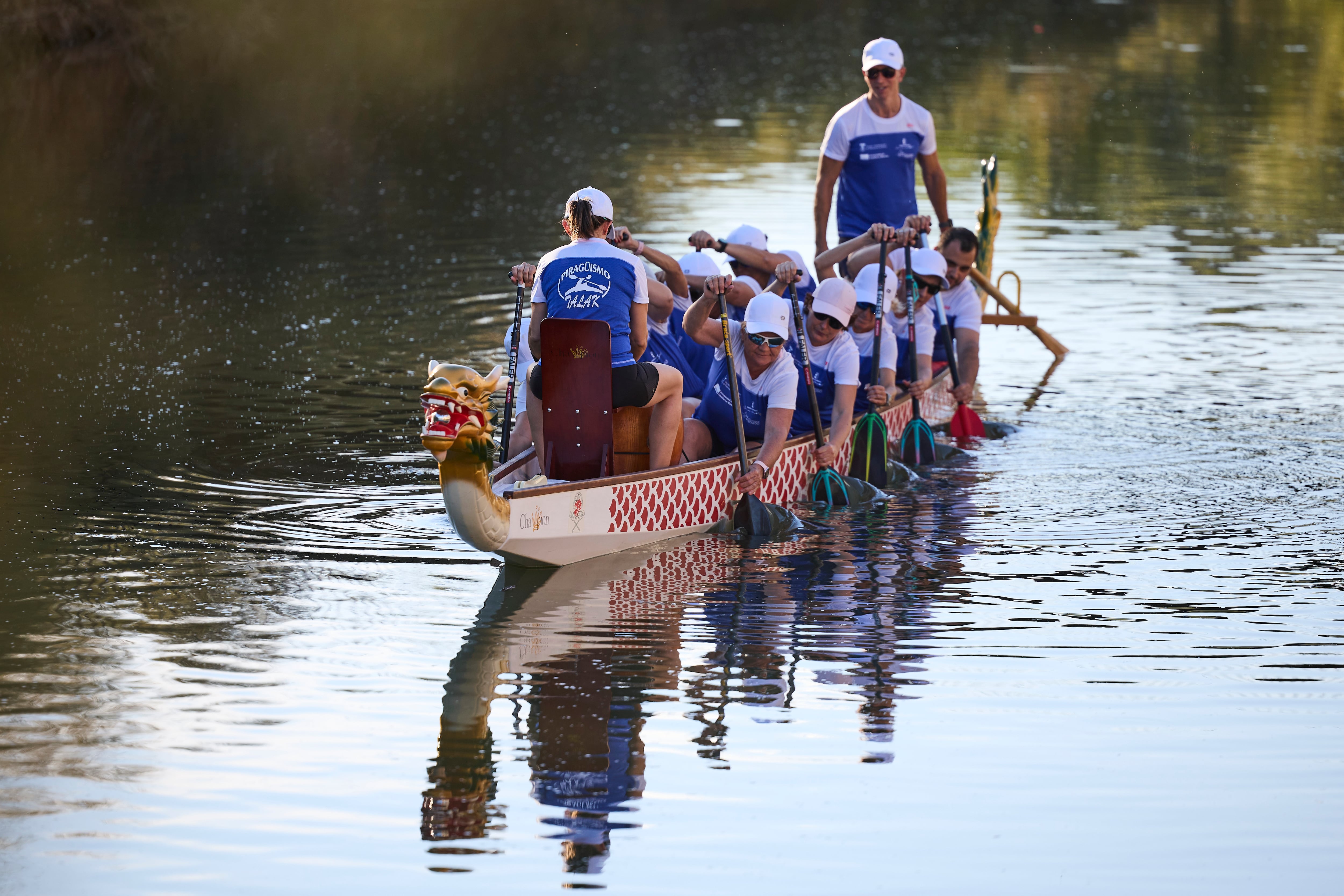 TALAVERA DE LA REINA, 13/09/2024.- &#039;Las Dragonas del Tajo&#039;, equipo en la modalidad de piragüismo de barco dragón, durante un entrenamiento en Talavera de la Reina. EFE/ Manu Reino
