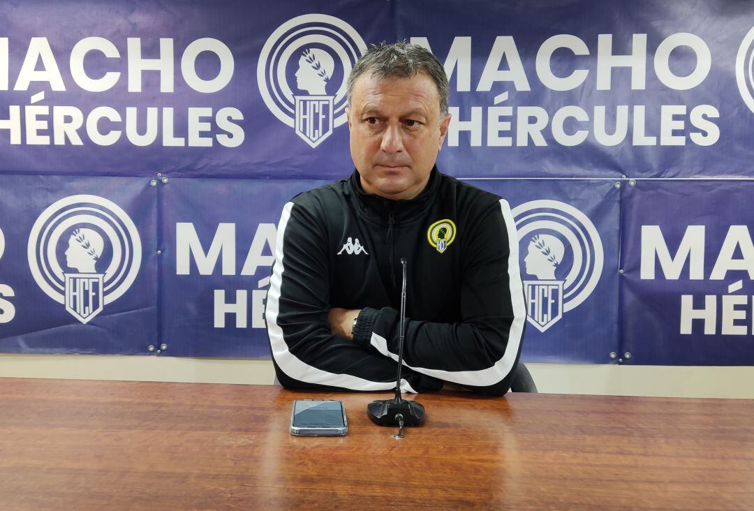 Manolo Díaz, en la sala de prensa del Rico Pérez