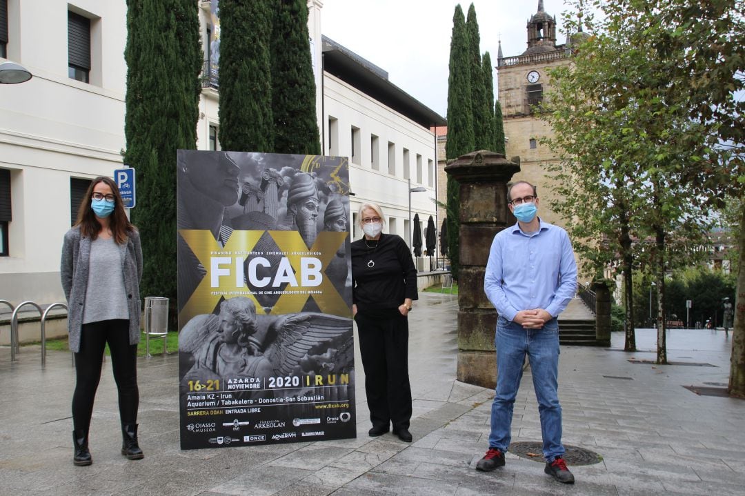 La delegada de Cultura Juncal Eizaguirre, la directora del FICAB, Aizpea Goenaga y Roberto Doval frente al Museo Romano Oiasso. 