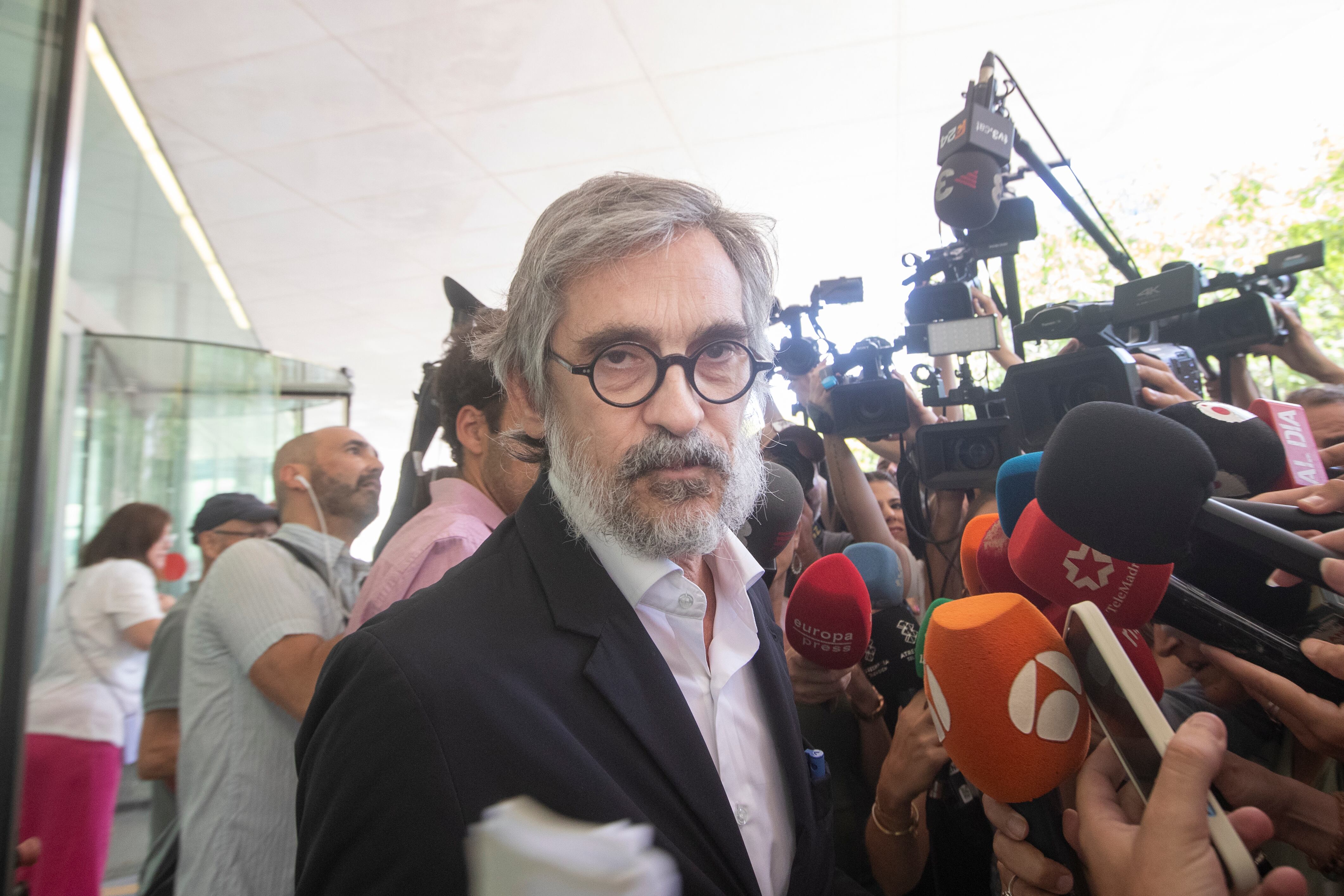 BARCELONA, 02/08/2023.- El letrado Cristóbal Martell, abogado del futbolista Daniel Alves, atiende a los medios a su salida de la Ciutat de la Justicia de Barcelona este miércoles. El exfutbolista del Barça Dani Alves comparece este miércoles ante la jueza que lo ha procesado por la presunta violación de una joven en la discoteca Sutton de la capital catalana. EFE/ Marta Pérez