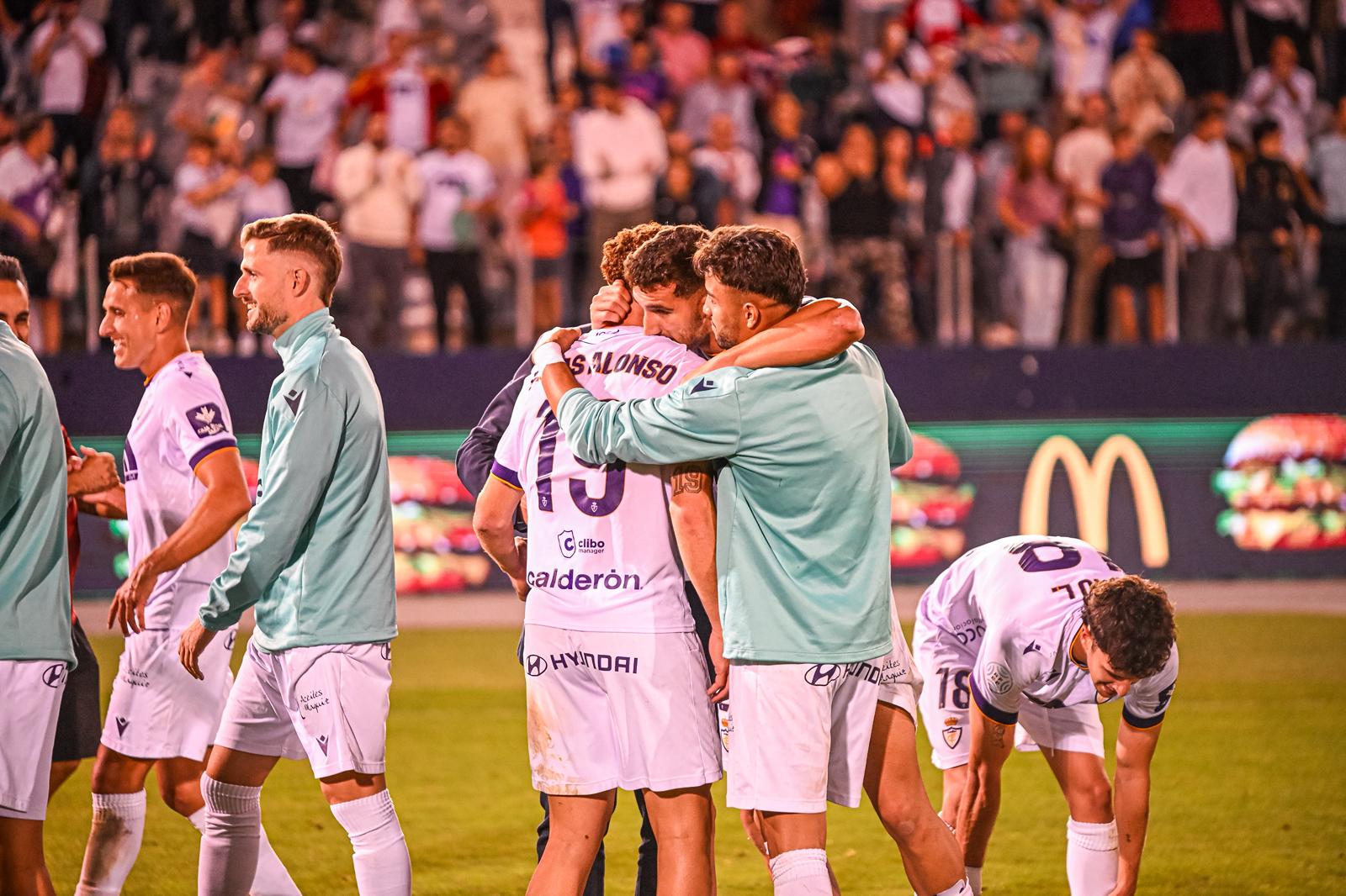 Agus Alonso, jugador del Real Jaén, recibe las felicitaciones de sus compañeros tras el gol de la victoria ante el Almería B.