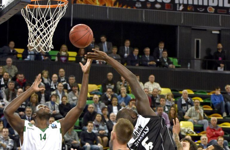 GRA491. BILBAO, 14/10/2015.- El pívot del Dominion Bilbao Basket Shawn James (d) intenta canasta ante Mam Jaiteh, del JSF Nanterre, durante el partido correpondiente a la primera jornada de la fase regular de la Eurocopa que disputan en el Bilbao Arena (Miribilla). EFE/MIGUEL TOÑA