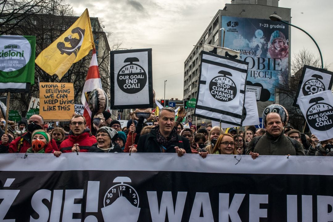 Un grupo de personas se manifiestan frente a la cumbre del clima de Polonia para exigir a los gobiernos que adopten medidas urgentes para paliar este grave problema de escala mundial. 