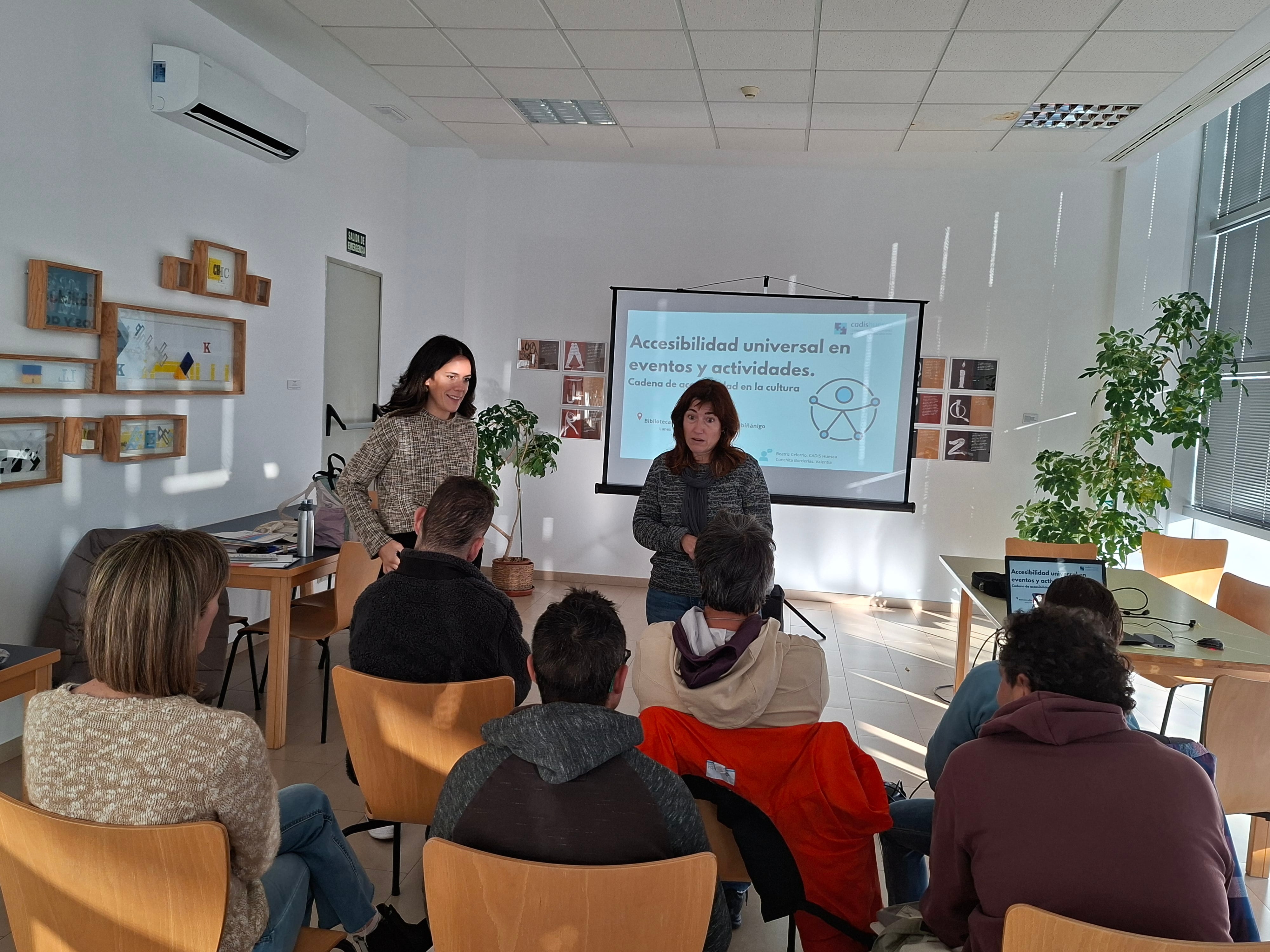 Formación para los trabajadores de la biblioteca con CADIS
