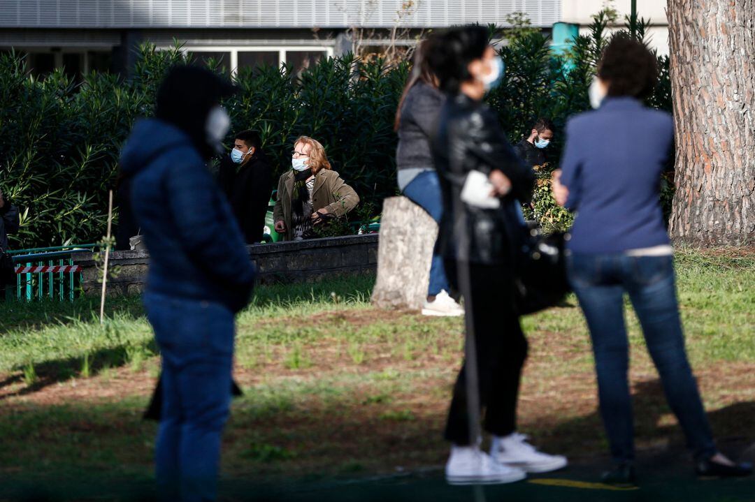 Personas con mascarilla en un parque