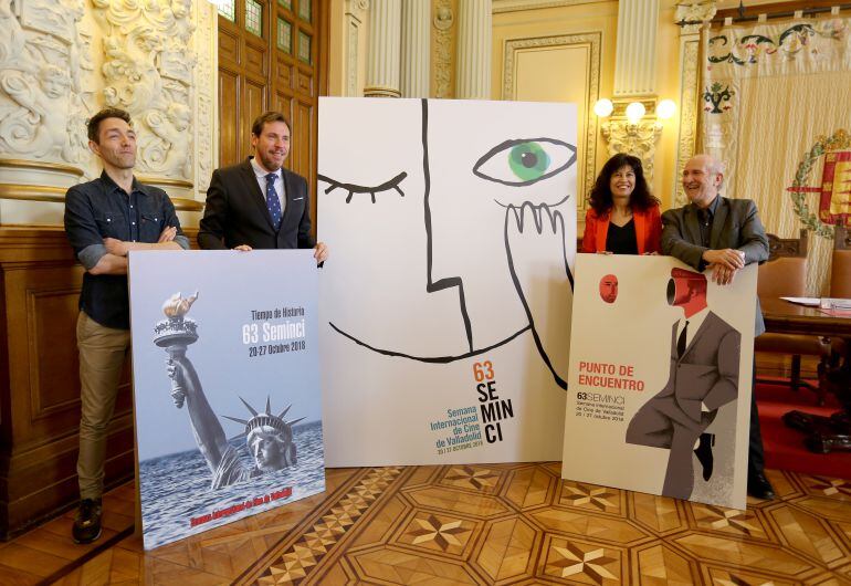 El alcalde de Valladolid, Óscar Puente, la concejala de Cultura y Turismo, Ana Redondo, y el director de Seminci, Javier Angulo, presentan el cartel Seminci 2018. Junto a ellos, el autor Jorge Barrientos (I) 