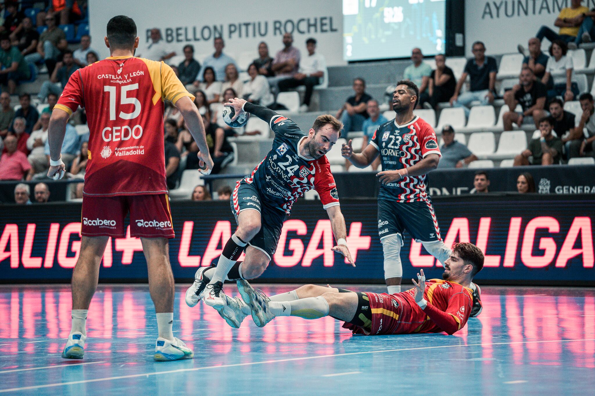 Imagen del partido entre el Horneo EÓN Alicante y Valladolid