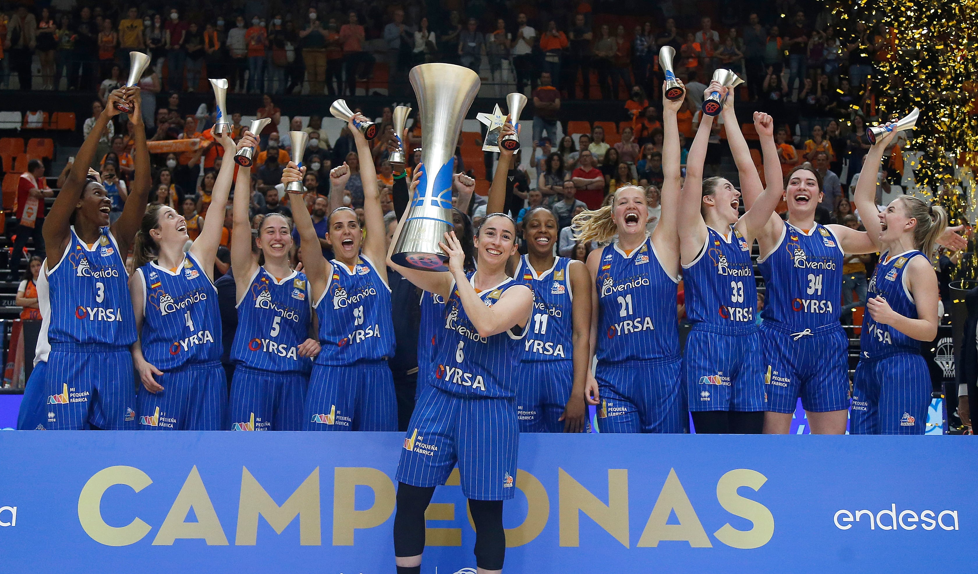 VALENCIA, 12/05/2022.- Jugadoras del Perfumerías Avenida celebran la consecución del titulo de liga tras derrotar en el segundo partido a Valencia Basket en el encuentro que han disputado hoy jueves en el pabellón de la Fuente de San Luis de Valencia. EFE / Miguel Ángel Polo.
