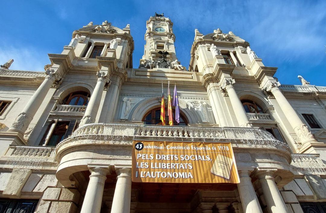 Fachada del Ayuntamiento de València en el 43 aniversario de la Constitución Española