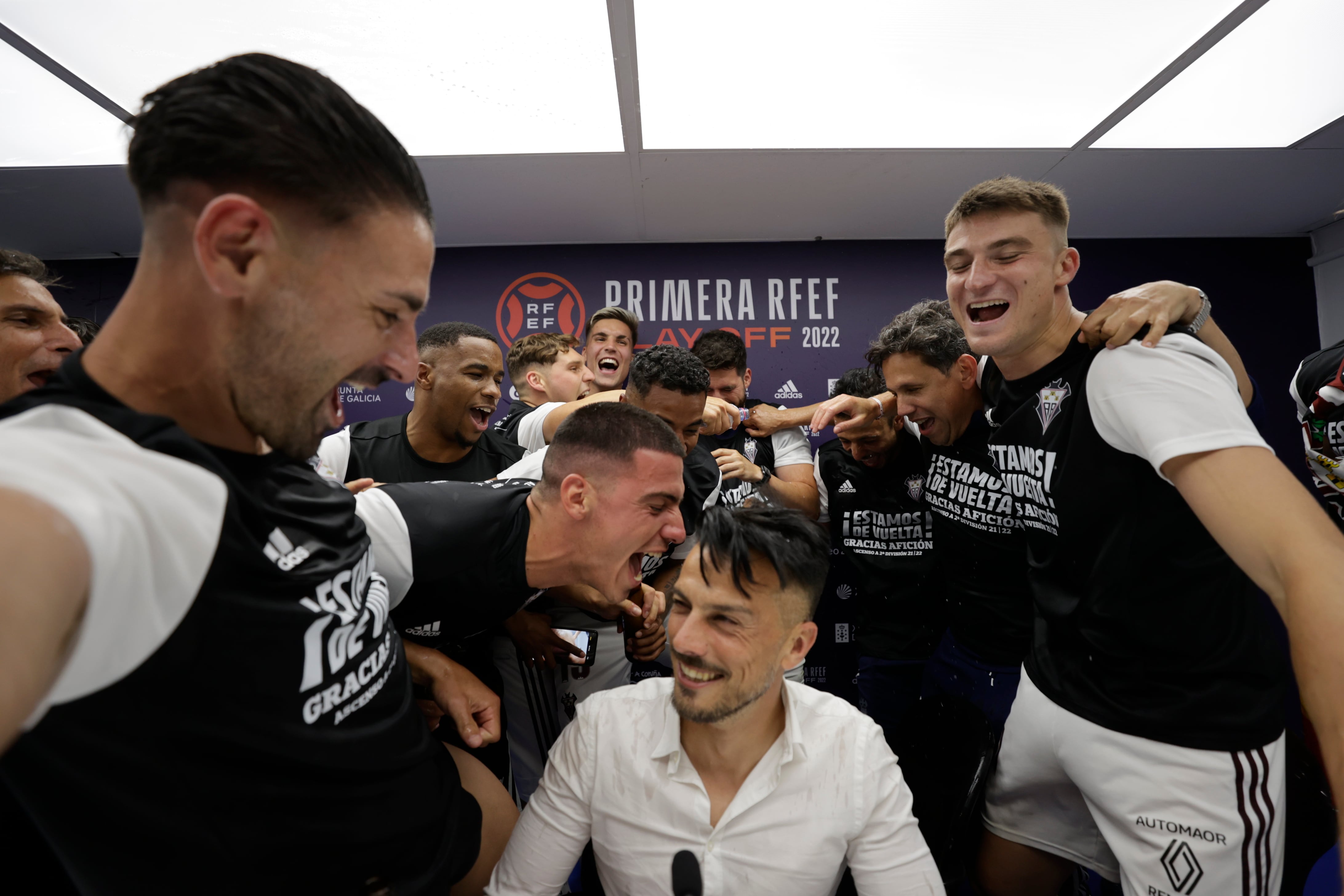 A CORUÑA, 11/06/2022.- Los jugadores del Albacete junto al entrenador Rubén de la Barrera (c) celebran la victoria ante el Deportivo, al término de la final del playoff de ascenso a LaLiga SmartBank diputado este sábado en el estadio de Riazor, en A Coruña. EFE/Cabalar
