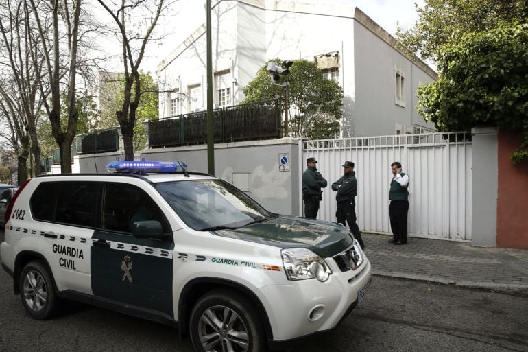 Agentes de la Unidad Central Operativa de la Guardia Civil en el domicilio familiar de Mario Conde