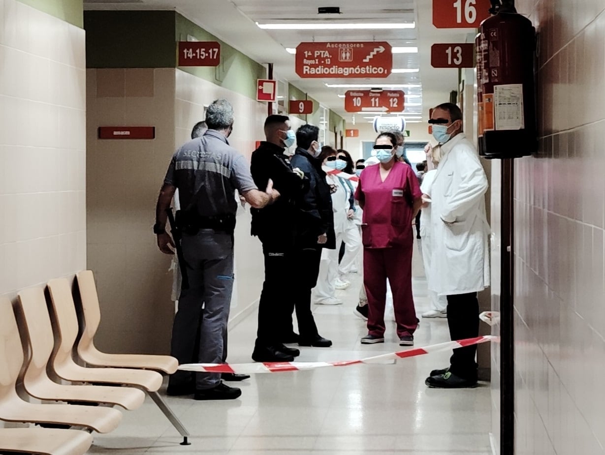 Momento en el que llegan al hospital los primeros agentes de policía nacional