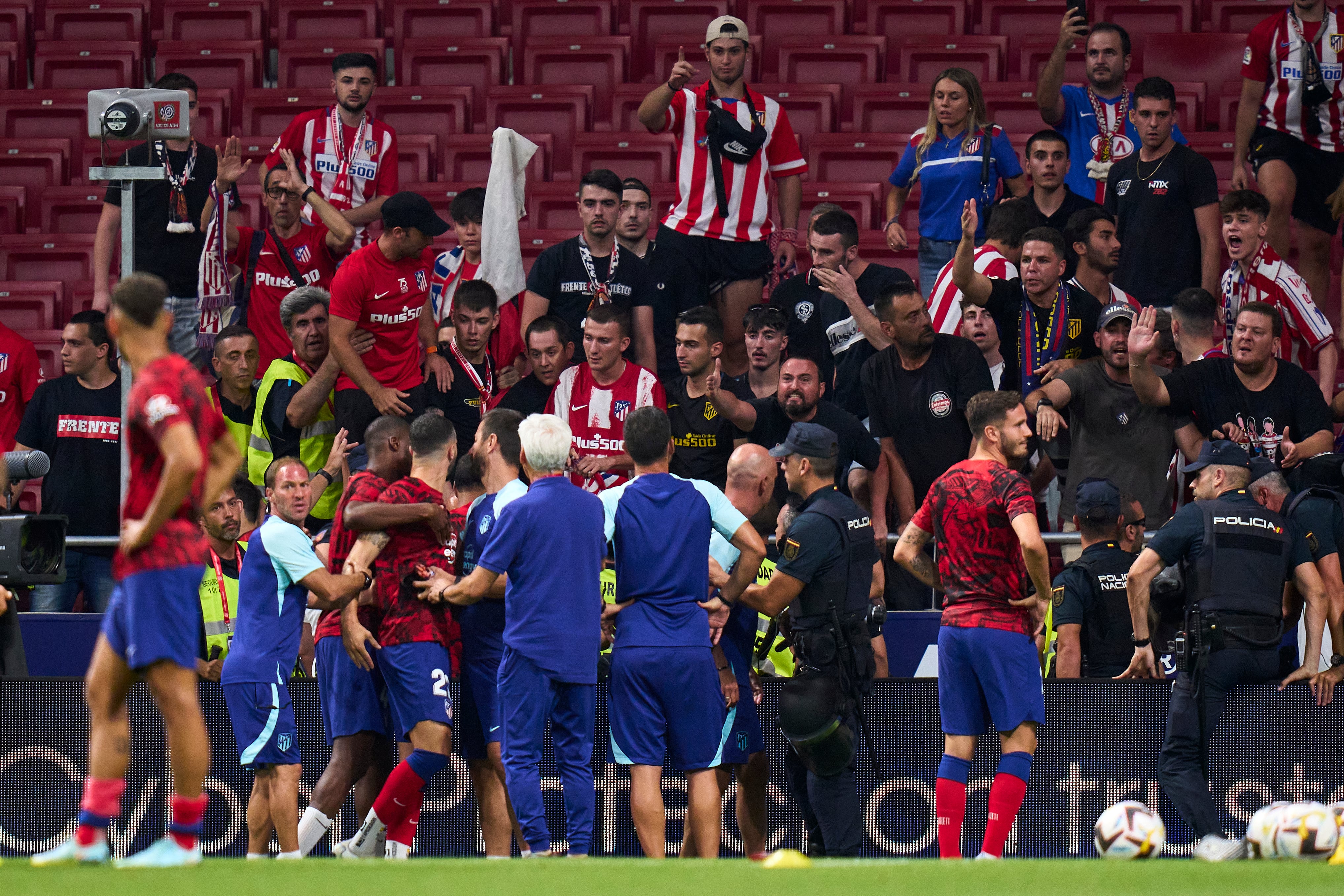 Mario Hermoso enfrentándose a la afición del Atlético de Madrid