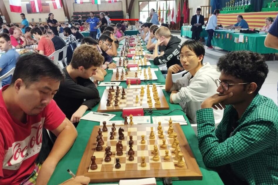 El Gran Maestro chino Yan Liu, de blanco en el segundo tablero, está a una partida del triunfo en Benasque
