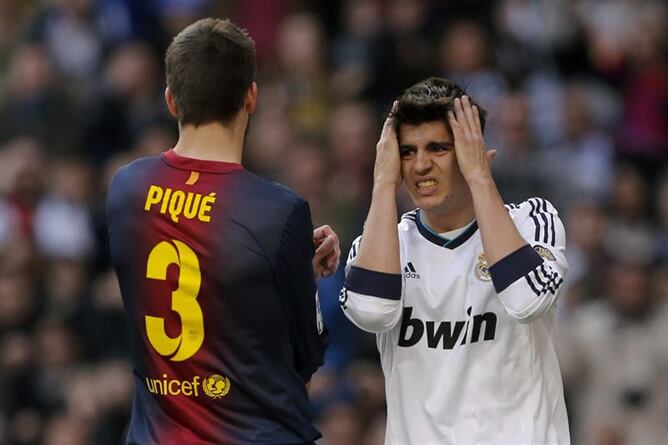 El delantero del Real Madrid Alvaro Morata y el defensa del Barcelona Gerard Piqué, durante el partido correspondiente a la vigésima sexta jornada de liga en Primera División en el estadio Santiago Bernabéu.