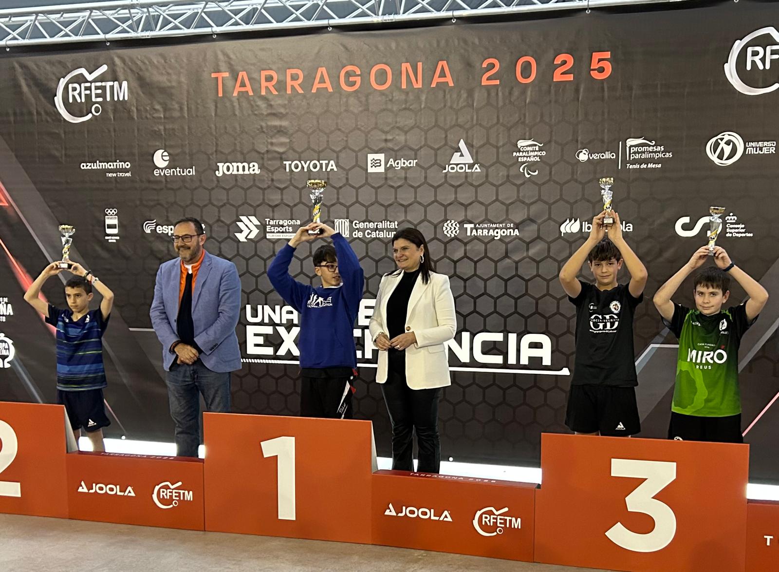 Javier Galán, con camiseta negra, levanta el trofeo tras su tercer puesto.