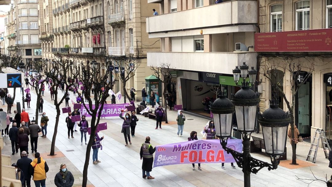 Manifestación na rúa do Paseo, seguindo as medidas sanitarias, polo Día Internacional da Muller 