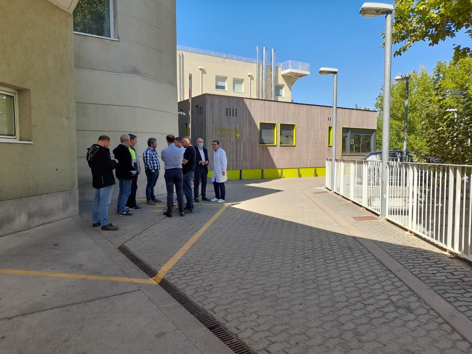 Responsables de la gestión del Hospital Santa Bárbara de Soria y de la empresa que se encarga de su reforma visitan el Hospital de Día Oncológico de Aranda