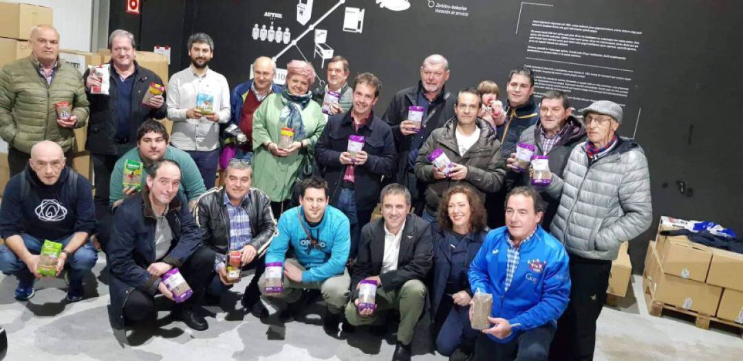 Foto de familia de algunos de los colaboradores que hicieron posible la recogida de alimentos en 2019