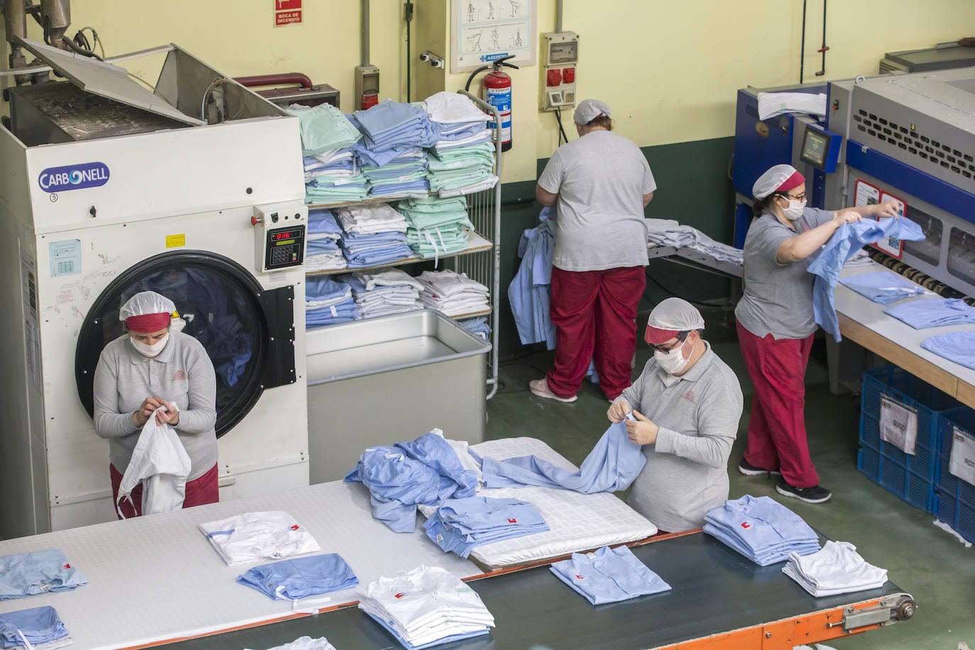 Trabajadoras de Amica en la lavandería.