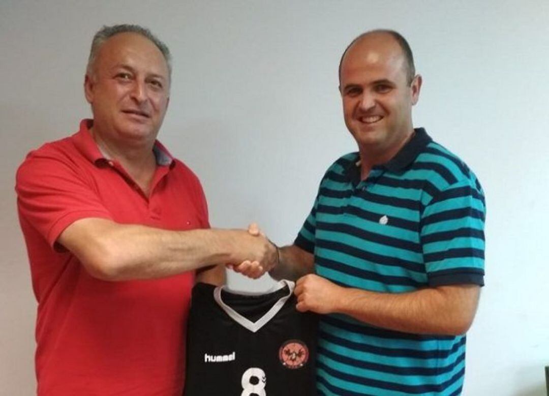 Foto de Archiv. Izda, Julio Valero, Presidente del Globalcaja. Dcha, Juan Carlos Navarro, entrenador.