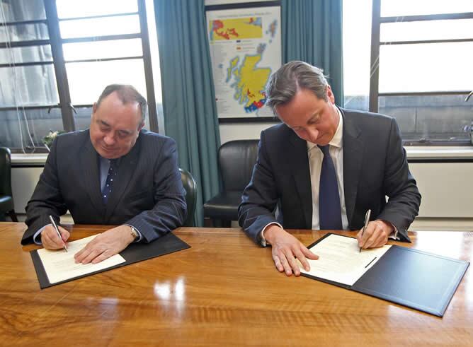 El primer ministro británico, David Cameron, y el ministro principal de Escocia, Alex Salmond, han firmado  el histórico acuerdo que permitirá celebrar un referéndum sobre la independencia escocesa en 2014