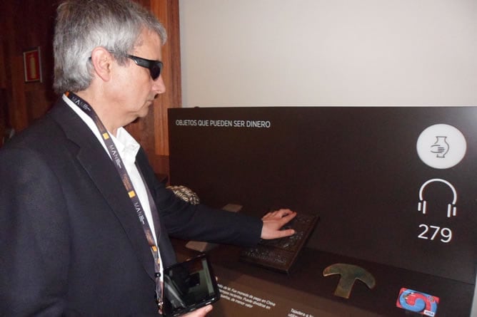 Un hombre con discapacidad visual disfruta de su visita guiada al Museo Arqueológico Nacional