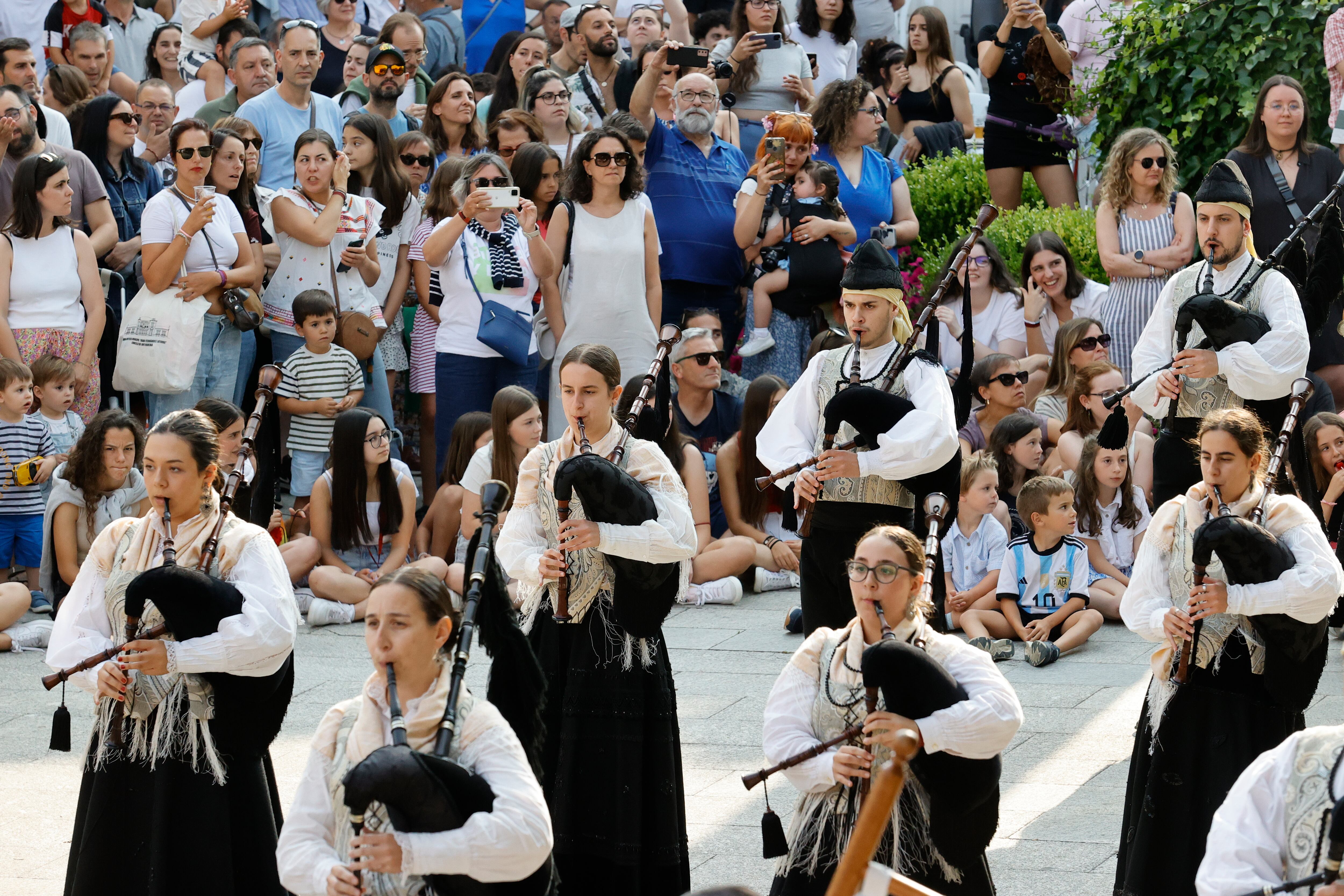 Ortigueira (09.07.2023) Arranca el festival del Mundo Celta de Ortigueira que espera una semana de intercambio cultural con las músicas y cultura del mundo celta y que prevé llevar a la pequeña villa de Ortegal unas 80.000 personas. En la imagen el acto inaugural del festival en laplaza de Isabel II. EFE/ Kiko Delgado
