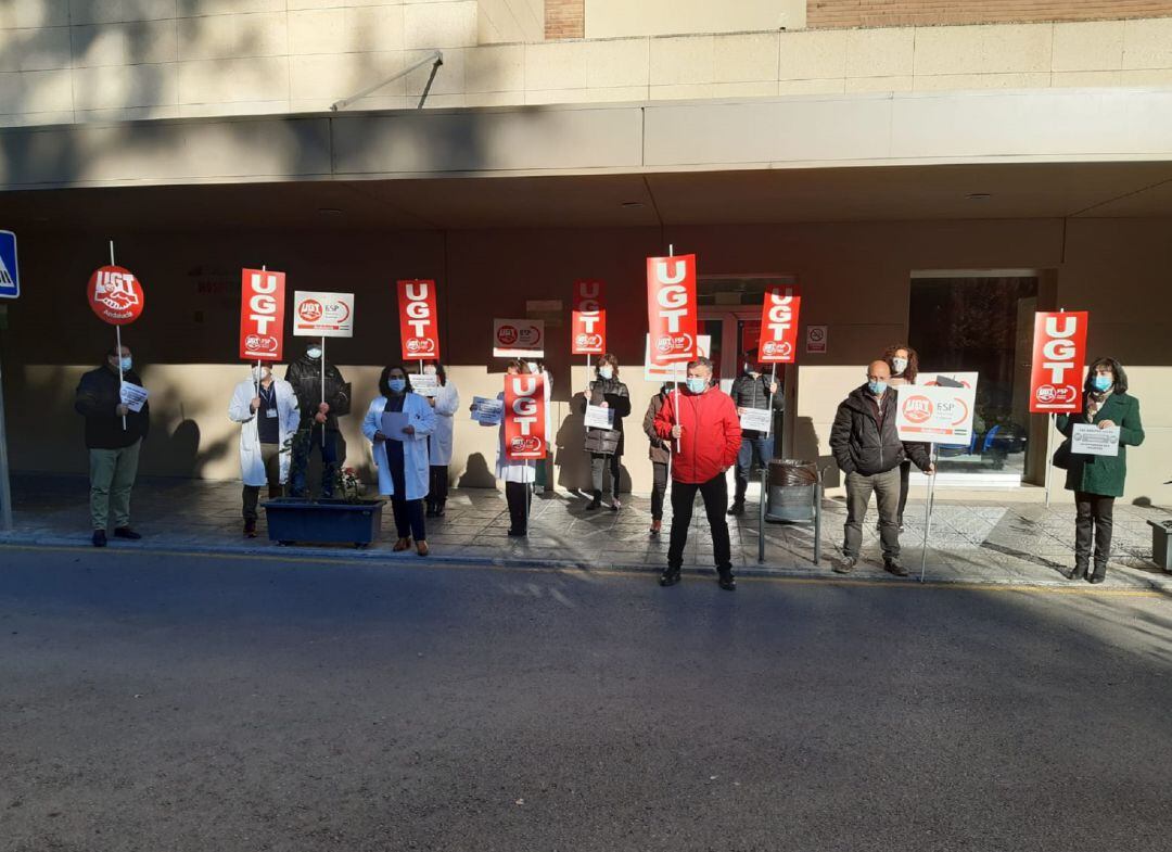 Concentración de UGT a las puertas del Complejo Hospitalario de Jaén.