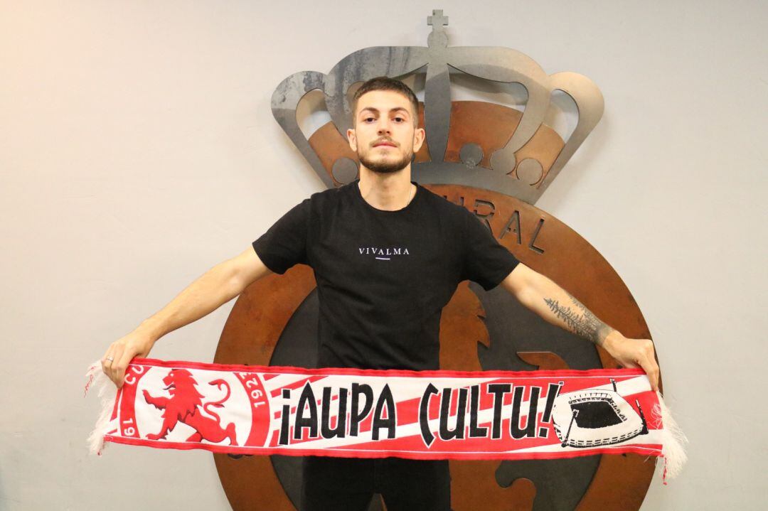 'Pipo' posa con la bufanda de la Cultural en el antepalco del Reino de León